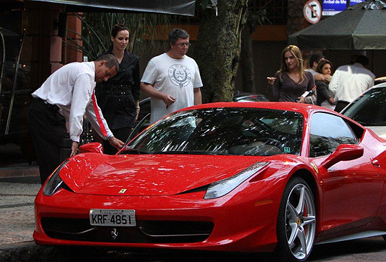 Boninho passeia com Ana Furtado em sua Ferrari 