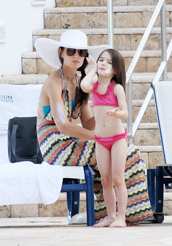 Katie Holmes e Suri Cruise aproveitam sol na beira da piscina de hotel em Miami
