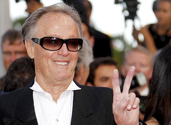 Ator Peter Fonda posa para fotgrafos no tapete vermelho do Festival de Cannes