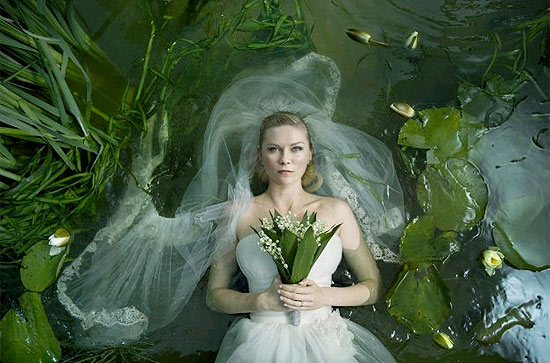 Kirsten Dunst (foto) está no elenco de &quot;Melancolia&quot;, de Lars von Trier, que traz o cinema característico do diretor
