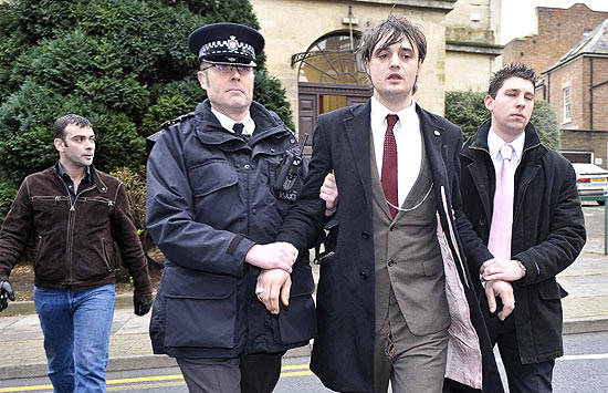 Pete Doherty,  levado pela polcia para uma delegacia de Gloucester, na Inglaterra, em 2009