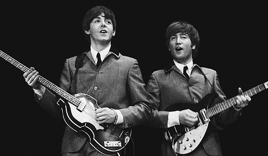 Paul McCartney ( esq.) com John Lennon em 1964, ano em que adquiriu um Aston Martin DB5 