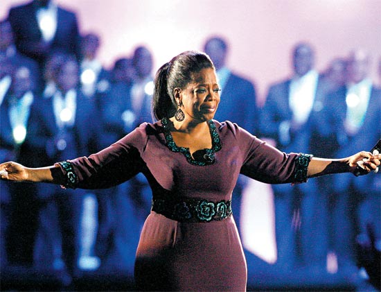Oprah Winfrey se emociona durante a gravação do antepenúltimo programa, em Chicago