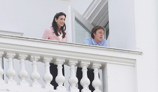O msico Paul McCartney e sua noiva Nancy Shevell, na varanda do hotel Copacabana Palace