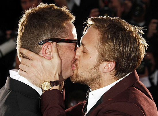 O ator Ryan Gosling beija o diretor Nicolas Winding Refn aps  entrega do prmio de melhor diretor