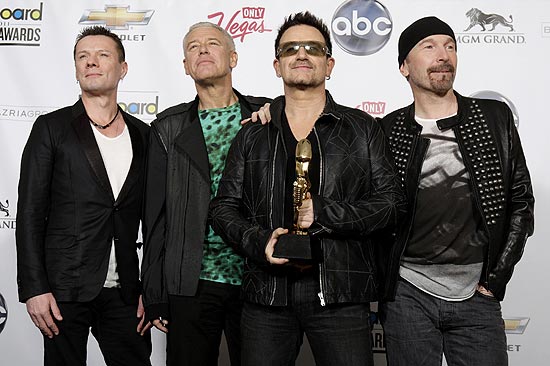 A banda U2 posa para foto após vencer o prêmio de melhor turnê no Billboard Music Awards em maio