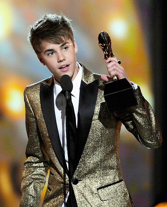 Justin Bieber aceita um dos prêmios no Billboard Music Awards, realizado neste domingo em Las Vegas