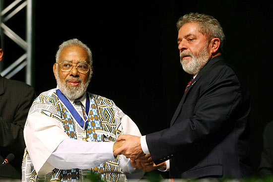 O ativista negro recebeu comenda do presidente da República Luiz Inácio Lula da Silva em 2006, na Bahia