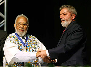 Lula em cerimônia de entrega de comenda a Abdias do Nascimento em julho de 2006. 