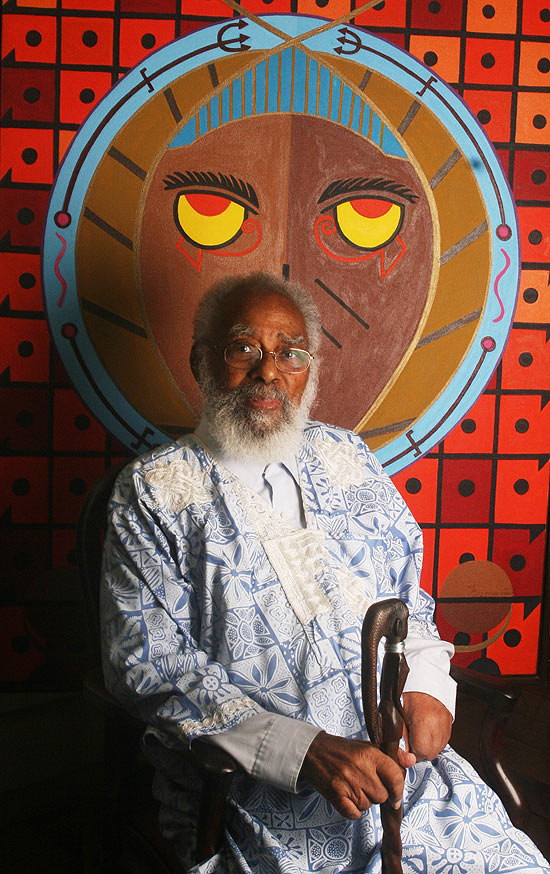 O defensor das causas negras Abdias do Nascimento, 97, durante entrevista concedida à *Folha* em 2010