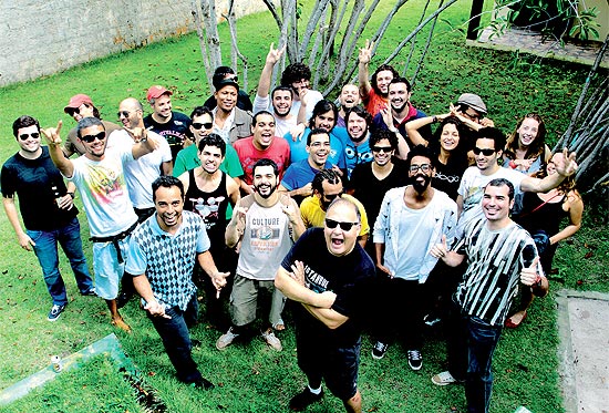 Arantes ( frente, de preto) em membros das nove bandas baianas que integram o projeto