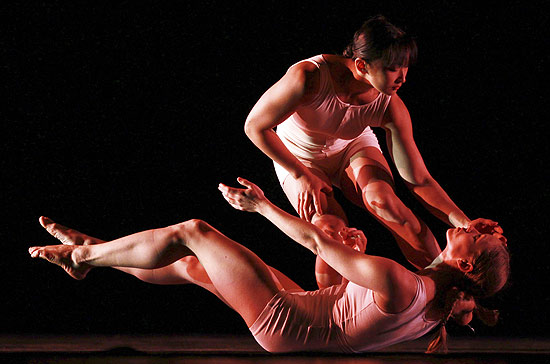 Bailarinos do Pilobolus Dance Theatre durante ensaio do espetculo "Metamorphosis" em So Paulo