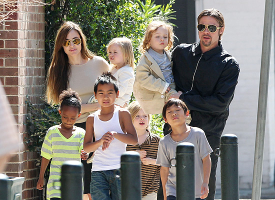 Angelina Jolie e Brad Pitt com os seis filhos