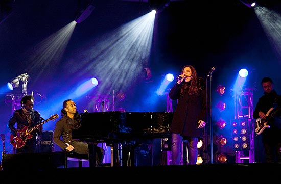 John Legend e The Roots recebem Ana Carolina para participao durante show no Urban Music Festival