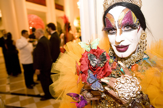 Isabelita dos Patins no baile de gala do Copacabana Palace; drag queen foi internada com infarto
