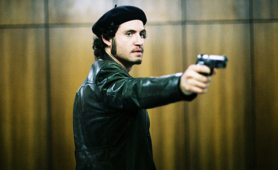 O ator Edgar Ramrez que interpreta o terrorista venezuelano Carlos, o Chacal, no filme "Carlos", do francs Olivier Assayas