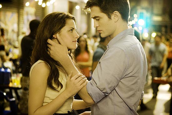 Kristen Stewart e Robert Pattinson em cena de &quot;Amanhecer - Parte 1&quot;, que estreia nos cinemas em novembro