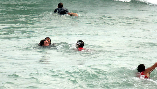 Felipe Dylon ajuda a salvar uma banhista que estava se afogando na praia de Ipanema