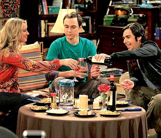 De esq. para dir., Kaley Cuoco, Jim Parsons e Kunal Nayyar em cena de "The Big Bang Theory"