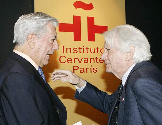 Mario Vargas Llosa (esq.) conversa com escritor e ex-ministro de Cultura espanhol, Jorge Semprn
