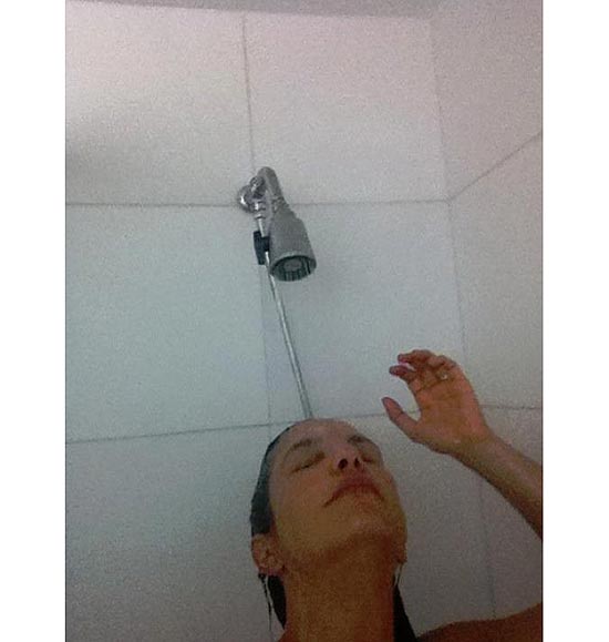 A cantora Ivete Sangalo durante o banho
