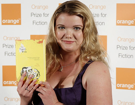 A escritora sérvia Tea Obreht, vencedora do prêmio Orange, com exemplar de "A Noiva do Tigre", em Londres