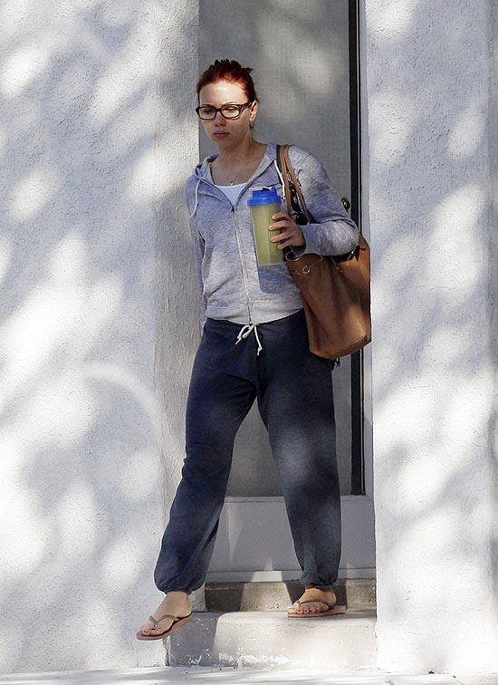 Scarlett Johansson  fotografada de moletom e chinelos e totalmente sem maquiagem a caminho do trabalho