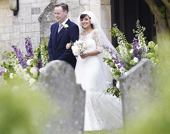 A cantora britnica Lily Allen, que se casou com o namorado Sam Cooper neste sbado no interior da Inglaterra