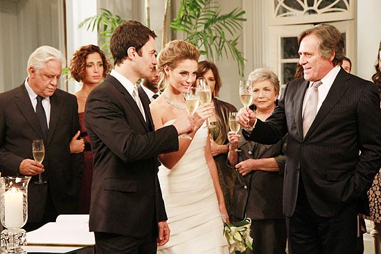 Cena do casamento de Marina (Paola Oliveira) e Léo (Gabriel Braga Nunes) em "Insensato Coração"