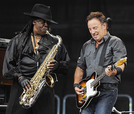 Clarence Clemons toca com Bruce Springsteen durante show na Alemanha em julho de 2009