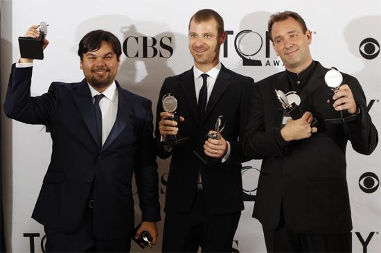 O compositor Robert Lpez e os criadores do musical, Matt Stone e Trey Parker, posam para foto aps premiao