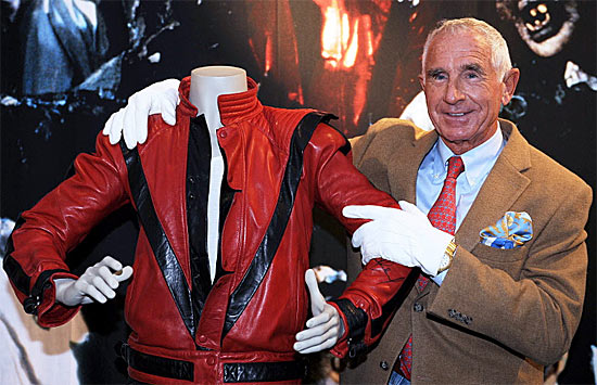 O prncipe Frederic von Anhalt ao lado da jaqueta de Michael Jackson