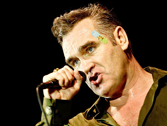 Morrissey durante show Zagreb, Crocia; cantor foi atacado por um co e teve ponta do dedo quebrada