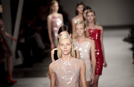 Modelos desfilam criações da estilista Gloria Coelho para o verão 2012 no shopping Iguatemi, em São Paulo