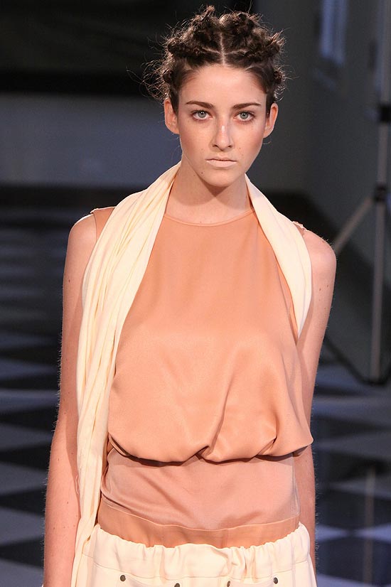 Modelo desfila criao de Paula Raia para o vero 2012 na So Paulo Fashion Week, nesta quinta-feira (17)