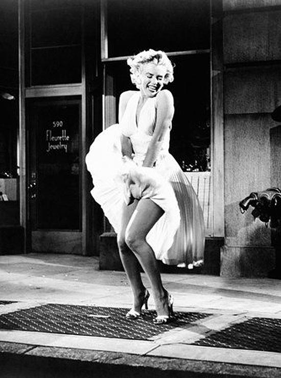 Marilyn Monroe com o vestido branco em cena do filme &quot;O Pecado Mora ao Lado&quot; (1955), dirigido por Billy Wilder