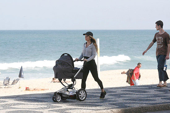 Danielle Winits leva filho para passear no Leblon