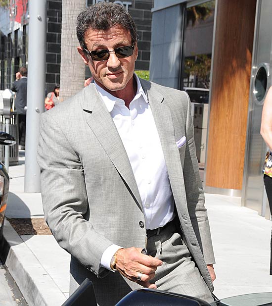 O ator Sylvester Stallone, que estacionou carro de luxo na 5 Avenida de Nova York e comprou relgio em loja de rua
