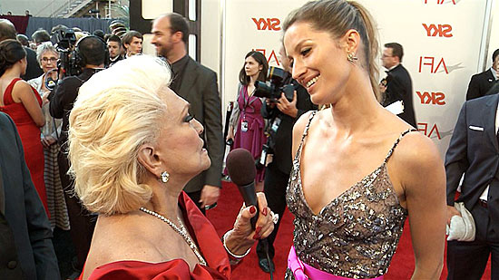 Fora do estúdio, Hebe Camargo entrevista a modelo brasileira Gisele Bündchen