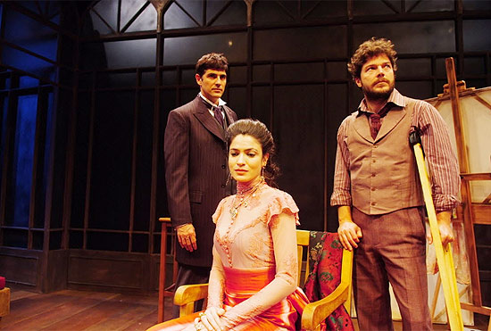 Os atores Erik Marmo, Maria Manoella e Reinaldo Gianecchini no cenário da peça "Cuel", com direção de Elias Andreato
