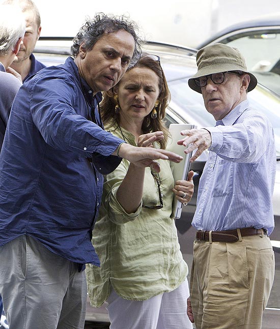Woody Allen ( direita) conversa com membros de sua equipe em Roma, onde filmar seu prximo trabalho