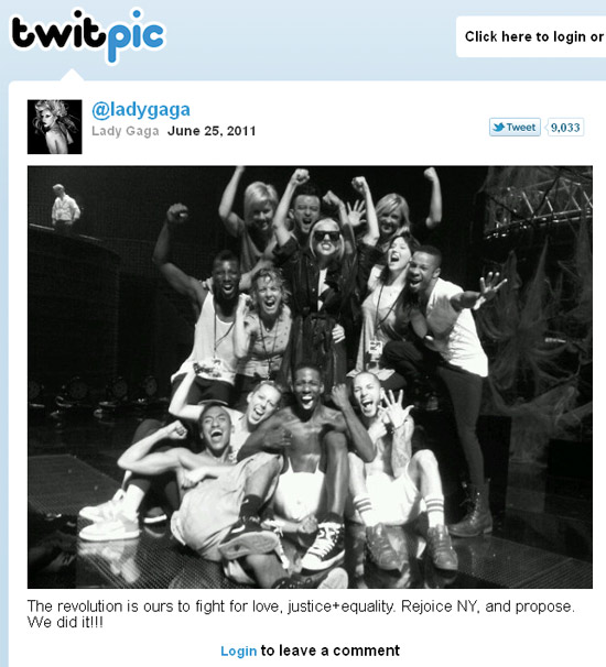 Lady Gaga comemora aprovação do casamento gay no estado de Nova York / http://twitpic.com/5gehdu