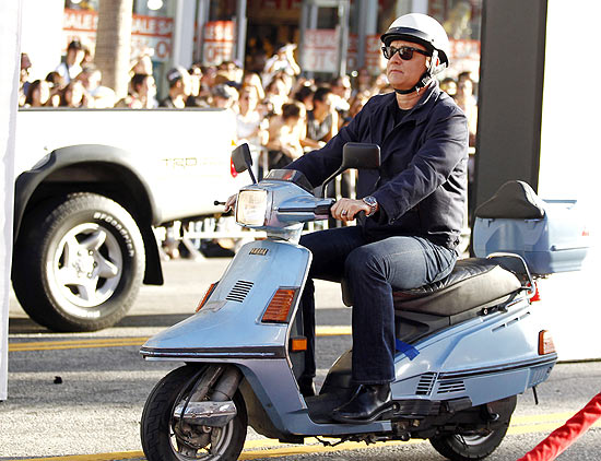 Tom Hanks chega a pr-estreia de scooter