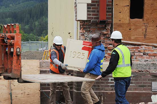 Operrios trabalham na demolio da Forks High School, em Washington, nos Estados Unidos, locao do filme "Crepsculo"