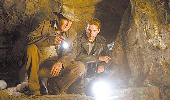 Os atores Harrison Ford ( esq.) e Shia LaBeouf em cena de "Indiana Jones e o Reino da Caveira de Cristal"