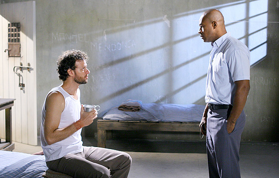 Chico (Carlos Artur Thiré, esq.) e Jeová (Lui Mendes) em cena da novela "Amor e Revolução", do SBT