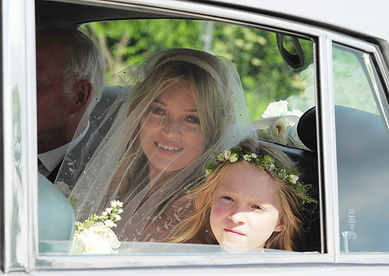 A modelo Kate Moss chega a seu casamento