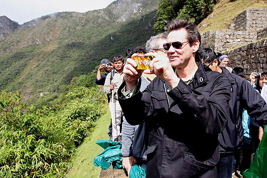 O ator Jim Carrey durante visita às ruinas de Machu Picchu