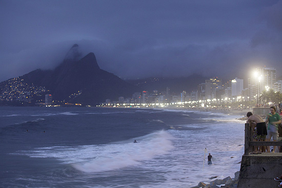 Vista do morro Dois Irmos a partir da praia do Arpoador no filme "Rio", de Sarah Morris 