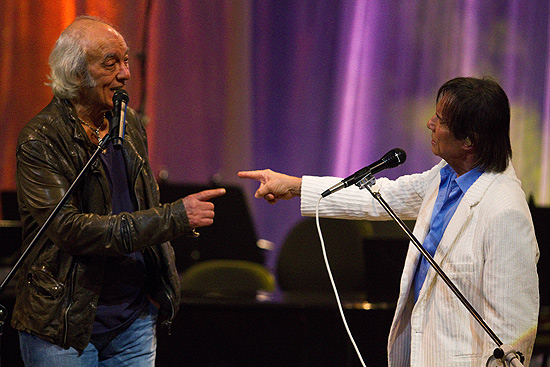Erasmo Carlos canta com Roberto Carlos durante show em comemoração aos seus 50 anos de carreira no Rio